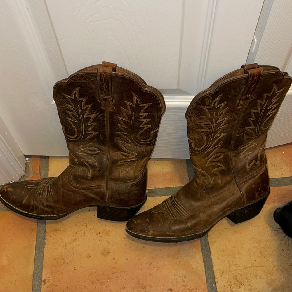 Ariat cowgirl boots. Worn. Size 8.